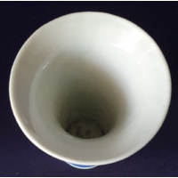 Delfts wit/blauw vaasje, gemerkt